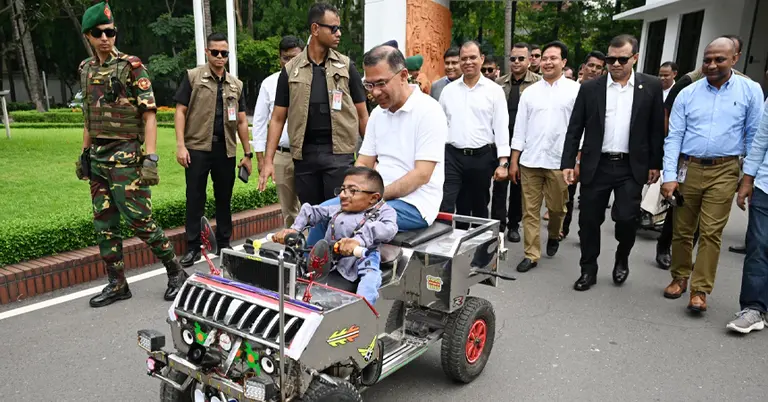 ‘স্মার্ট কারে’ চড়লেন প্রধানমন্ত্রী